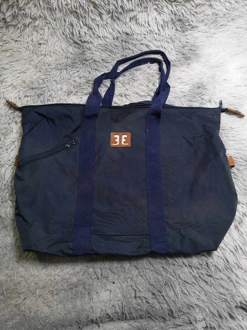 Black Zipper Closure Large Capacity Tote Bag (Category: Tote Bags) located in Santa Cruz. Submitted by jmy_surplus.2 (Listing ID 1462704247, Image 1). Description: Size ; L - 15 W - 20 Color ; Black Type ; Tote Bag Brand ; No brand Material ; Nylon Style ; Black Zipper Closure Durable Tote bag LR 129 JMY 5 Batch #222.