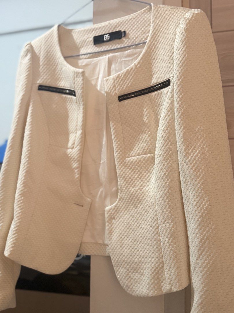 Blazer (Category: Coats, Jackets and Outerwear) located in Quezon City. Submitted by lil_preloooves (Listing ID 1462774086, Image 3). Description: Color: Like Beige, dirty white Size- Small to semi med Rfs - decluttering lang ng damit since di nagagamit.