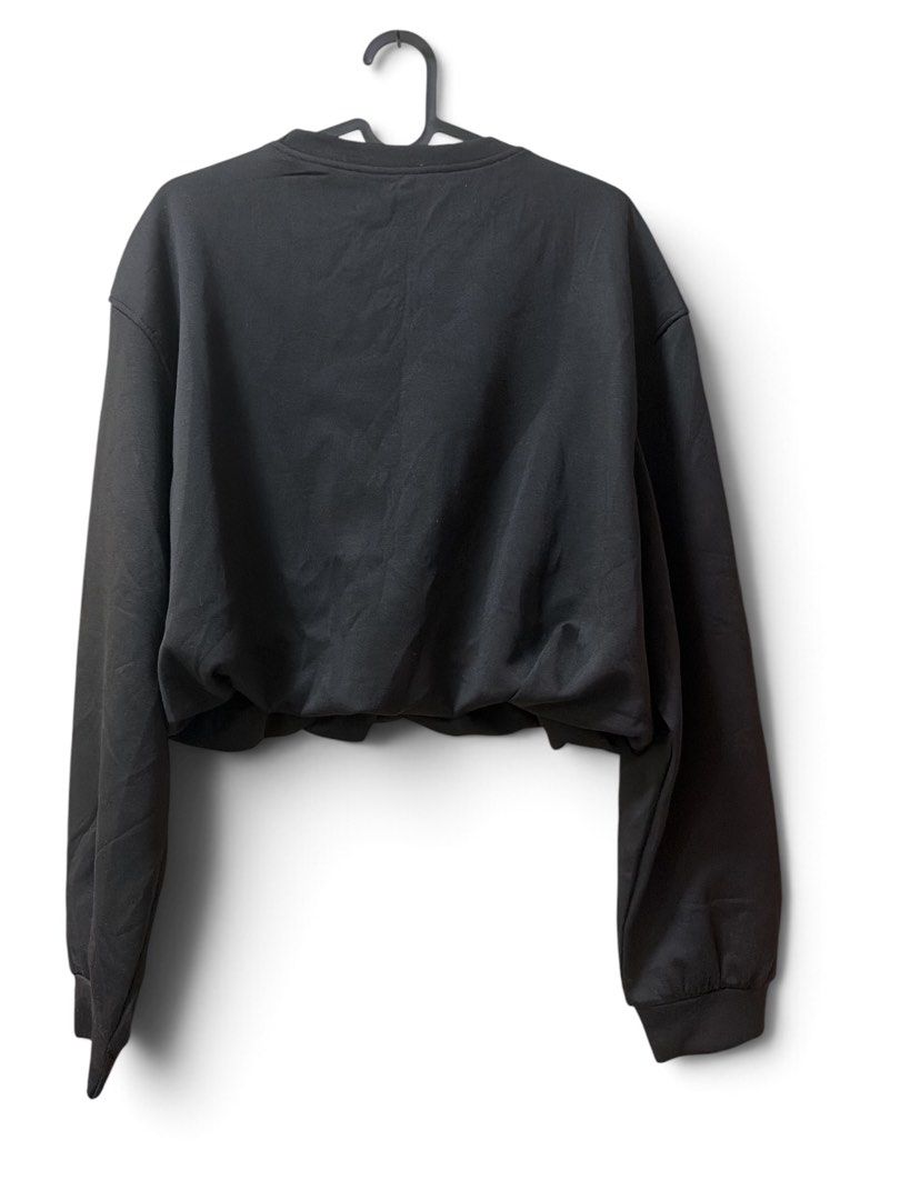 Blue Age black cropped sweatshirt (Category: Coats, Jackets and Outerwear) located in Santol. Submitted by lululane (Listing ID 1462691306, Image 2). Description: S-L.