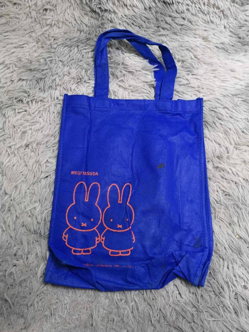 Blue Fabric Durable Shopper Bag (Category: Tote Bags) located in Santa Cruz. Submitted by jmy_surplus.2 (Listing ID 1462704382, Image 1). Description: Size ; L - 13.4 W - 11 Color ; Blue Type ; Tote bag Brand ; No brand Material ; Nylon Style ; Blue Durable Shoppr bag LR 129 JMY 5 Batch #222.