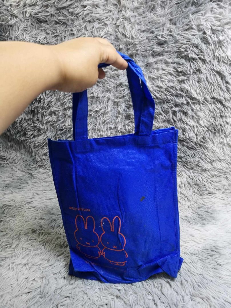 Blue Fabric Durable Shopper Bag (Category: Tote Bags) located in Santa Cruz. Submitted by jmy_surplus.2 (Listing ID 1462704382, Image 3). Description: Size ; L - 13.4 W - 11 Color ; Blue Type ; Tote bag Brand ; No brand Material ; Nylon Style ; Blue Durable Shoppr bag LR 129 JMY 5 Batch #222.