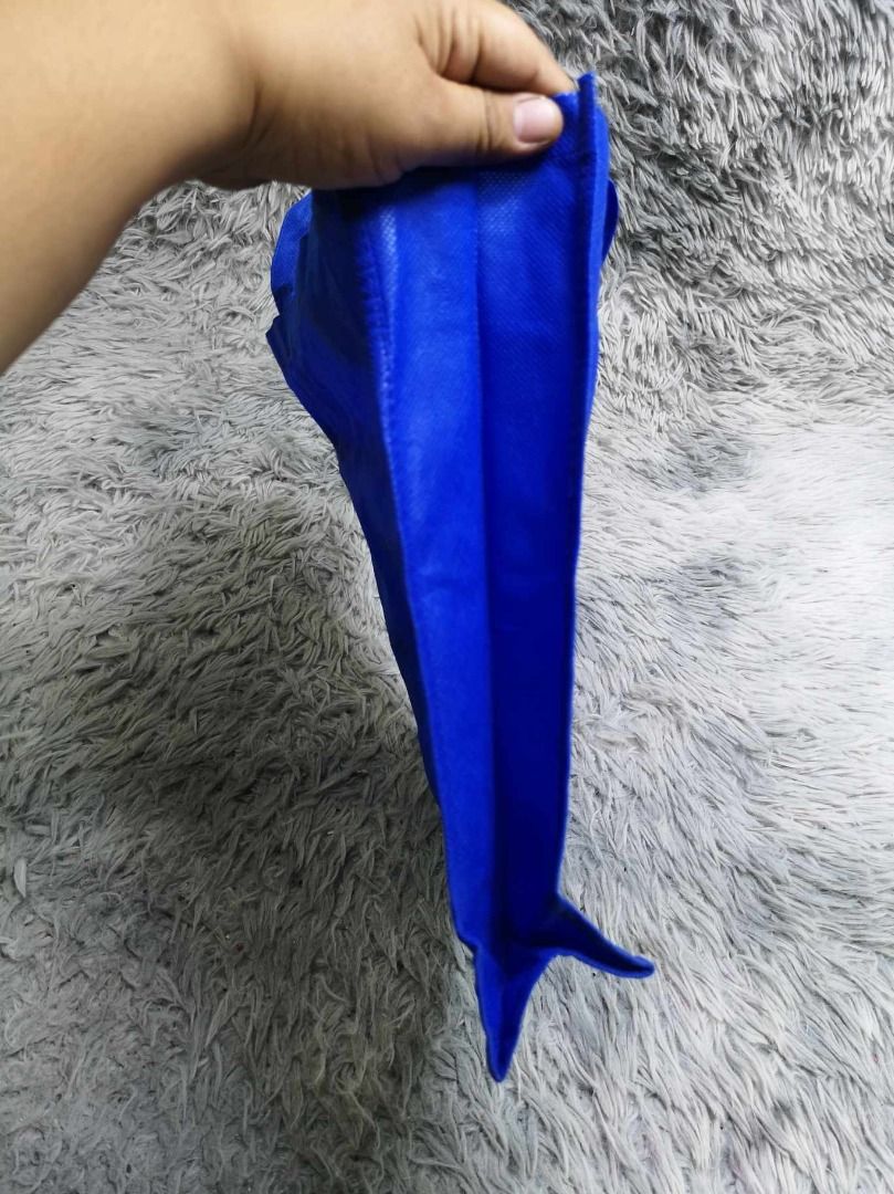 Blue Fabric Durable Shopper Bag (Category: Tote Bags) located in Santa Cruz. Submitted by jmy_surplus.2 (Listing ID 1462704382, Image 2). Description: Size ; L - 13.4 W - 11 Color ; Blue Type ; Tote bag Brand ; No brand Material ; Nylon Style ; Blue Durable Shoppr bag LR 129 JMY 5 Batch #222.