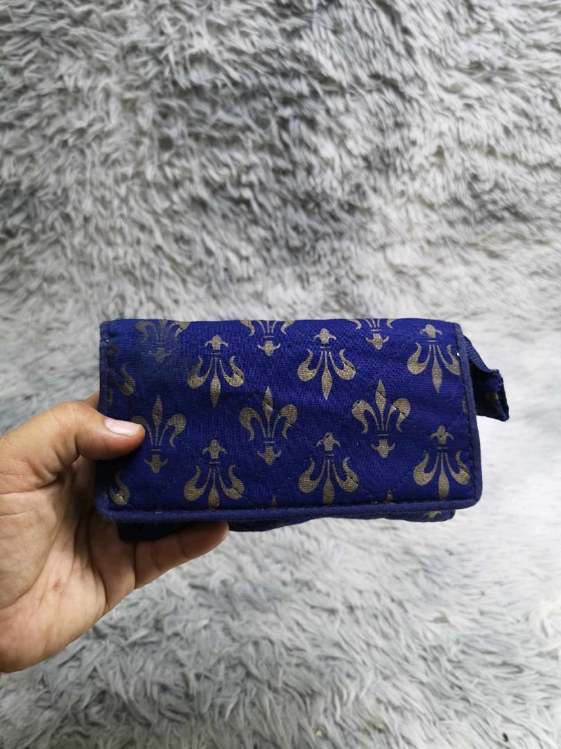 Blue gold Fleur De Lys Pattern Cosmetic Pouch (Category: Purses & Pouches) located in Santa Cruz. Submitted by jmy_surplus.2 (Listing ID 1462788333, Image 2). Description: Size ; L - 5.4 W - 7.4 Color ; Blue Type ; Cosmetic Pouch Brand ; No brand Material ; Nylon Style ; Blue Cosmetic Pouch LR 129 JMY 5 Batch #222.