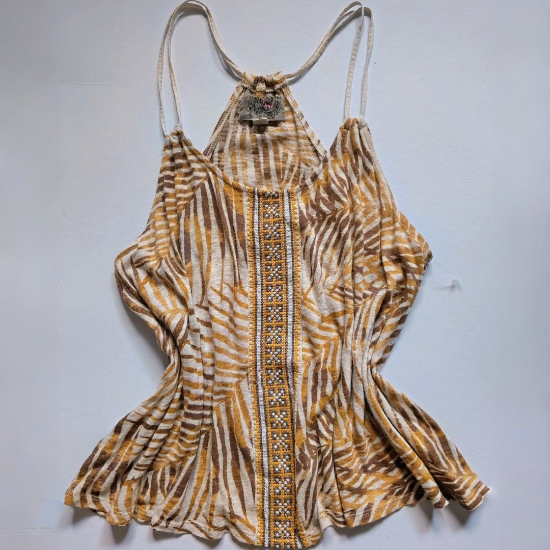 Boho pattered tank top (Category: Sleeveless) located in Tarlac. Submitted by yohfinds (Listing ID 1462791016, Image 1). Description: please refer to medida sizing. bust : 40-44 | length : 13 | brand : ecole condition : good loose fit.