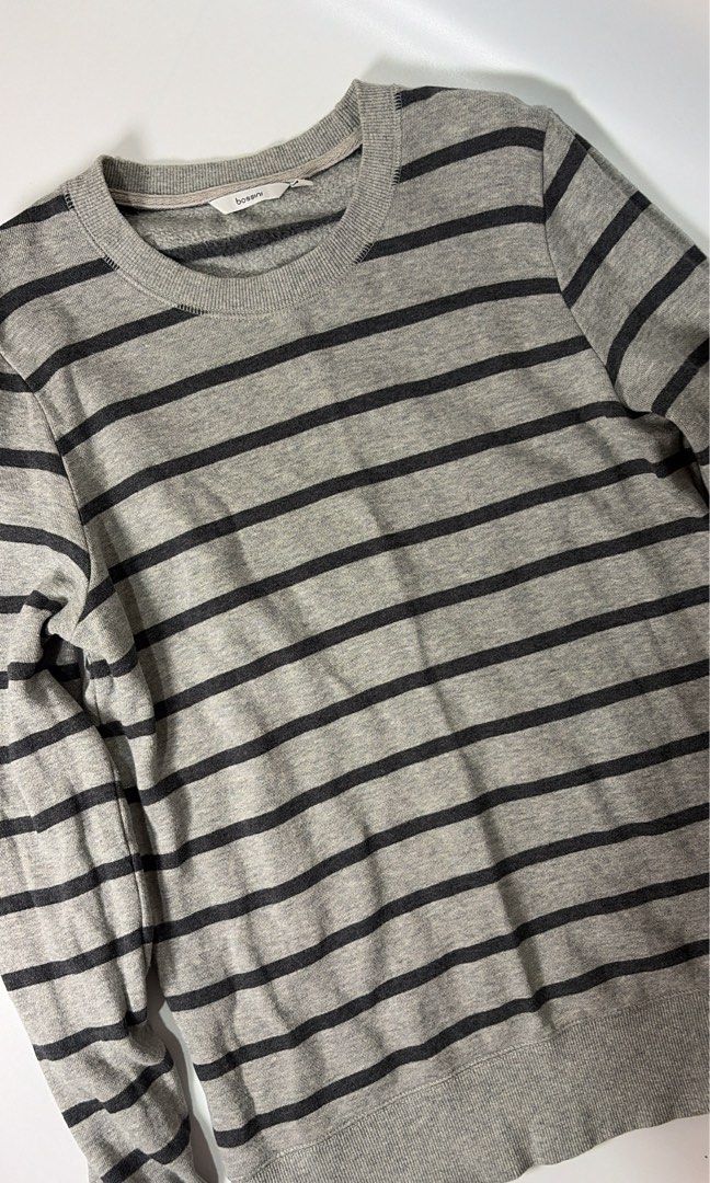 Bossini Grey Striped Sweatshirt - Size M (Category: Longsleeves) located in Carmona. Submitted by camille.02 (Listing ID 1462691171, Image 2). Description: - Grey sweatshirt with black horizontal stripes - Crew neck, long sleeves - Size: Medium (M).