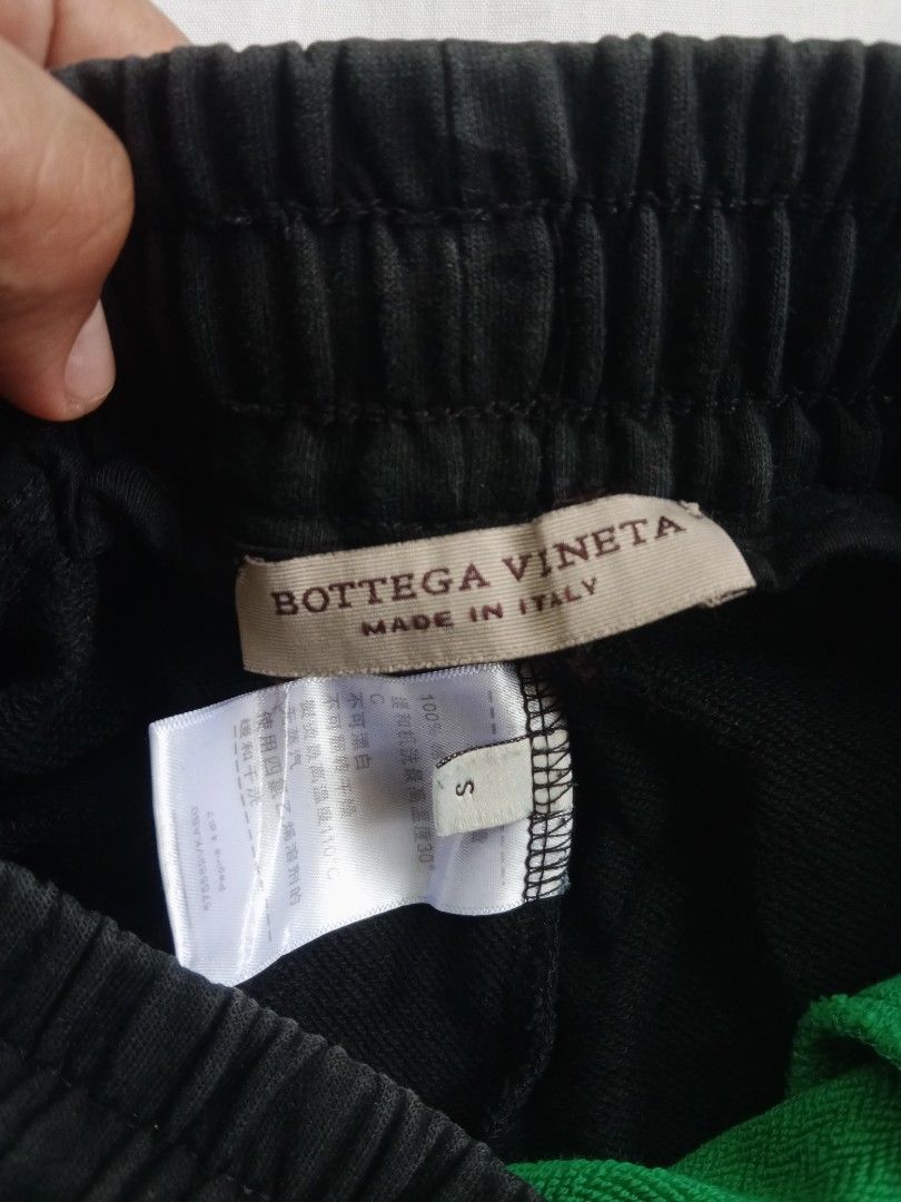 Bottega veneta (Category: Activewear) located in Dumanjug. Submitted by goldenforest.f91668 (Listing ID 1462750323, Image 3). Description: 30 -32 L 20 As new condition No issue Color rate 10/10 Cebu location.