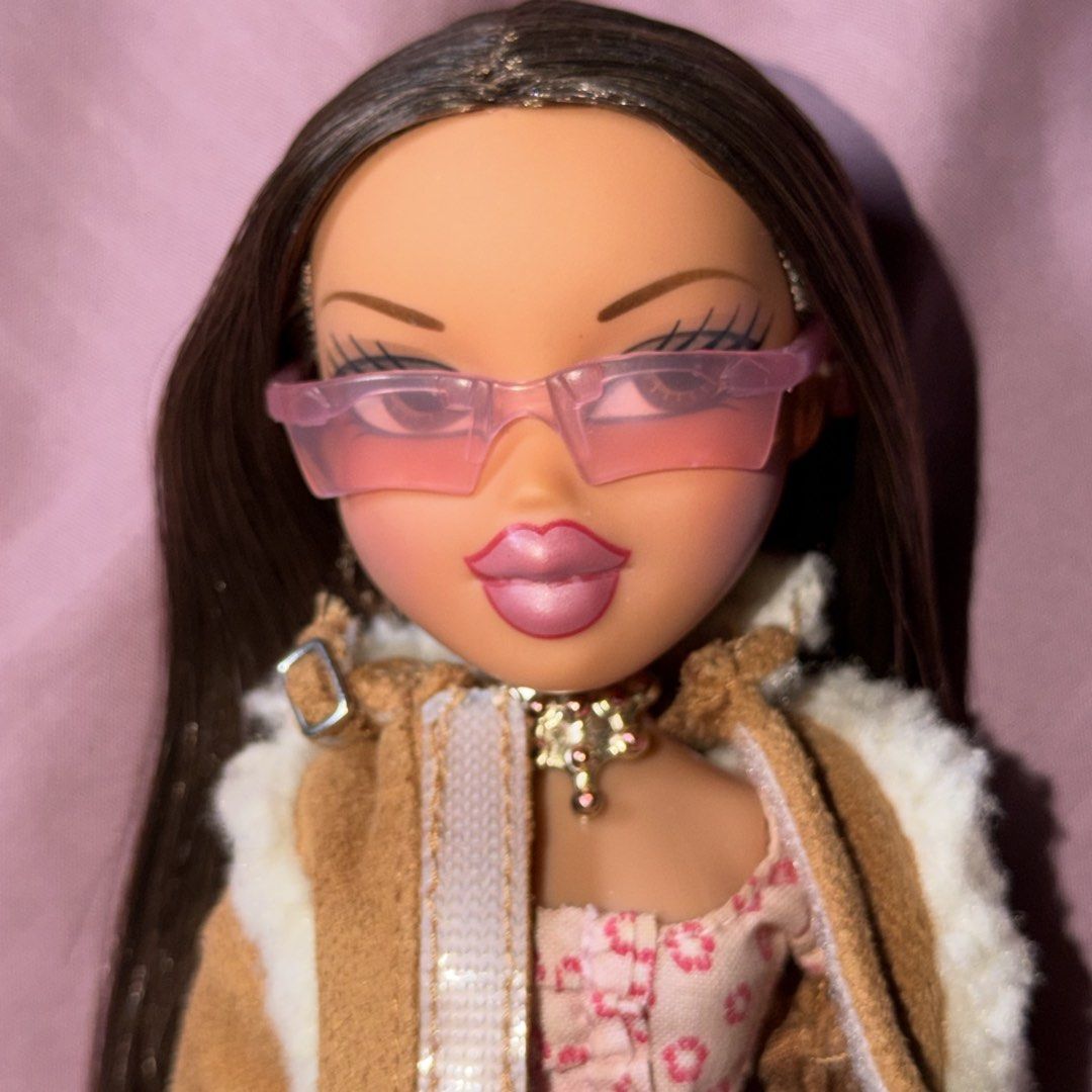 bratz glasses (Category: Other Stationery & Craft) located in Mandaluyong City. Submitted by saintfelicii (Listing ID 1462722927, Image 2). Description: 200 each.