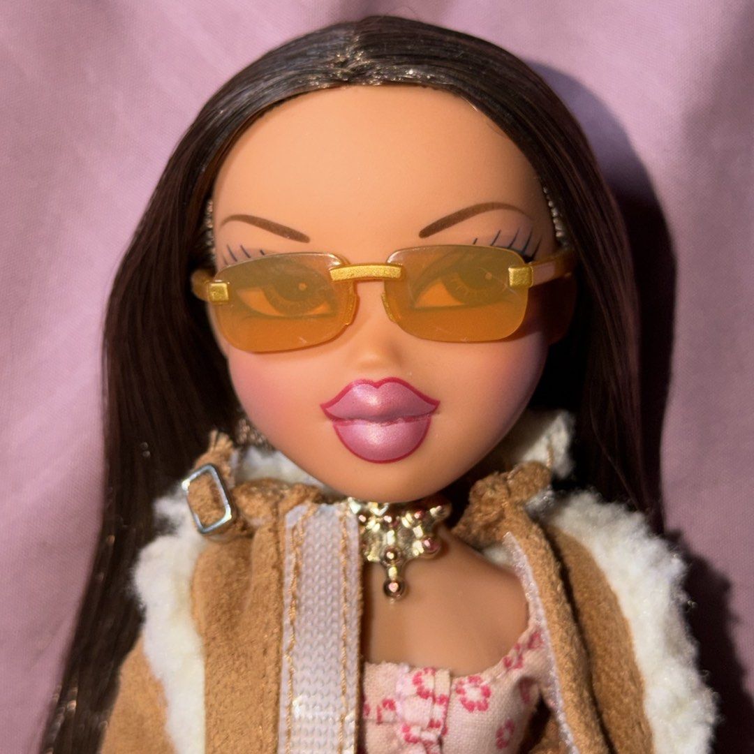 bratz glasses (Category: Other Stationery & Craft) located in Mandaluyong City. Submitted by saintfelicii (Listing ID 1462723311, Image 2). Description: 200 each.