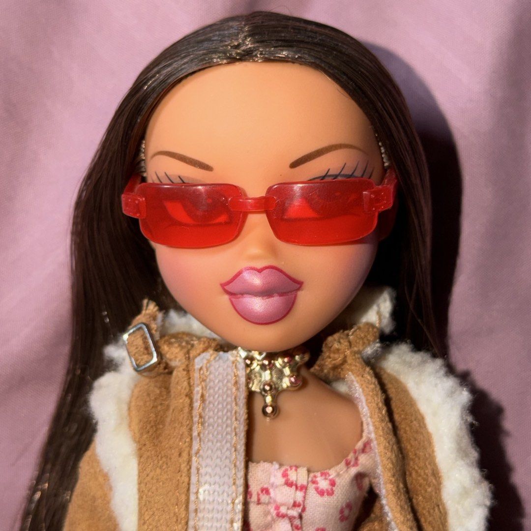 bratz glasses (Category: Other Stationery & Craft) located in Mandaluyong City. Submitted by saintfelicii (Listing ID 1462723311, Image 3). Description: 200 each.