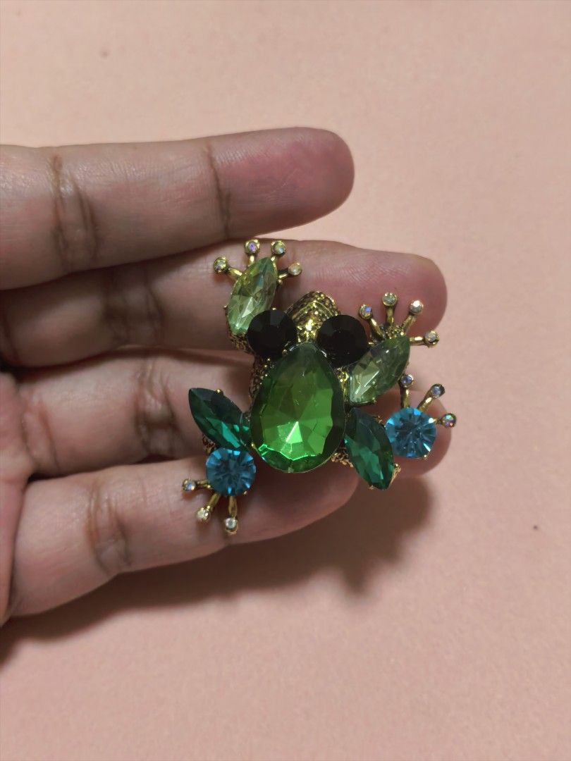 Brooch Pin Green Frog (Category: Brooches) located in Taguig. Submitted by jeannescarlet (Listing ID 1462785629, Image 1). Description: 💎Brand New 💎Alloy Material.
