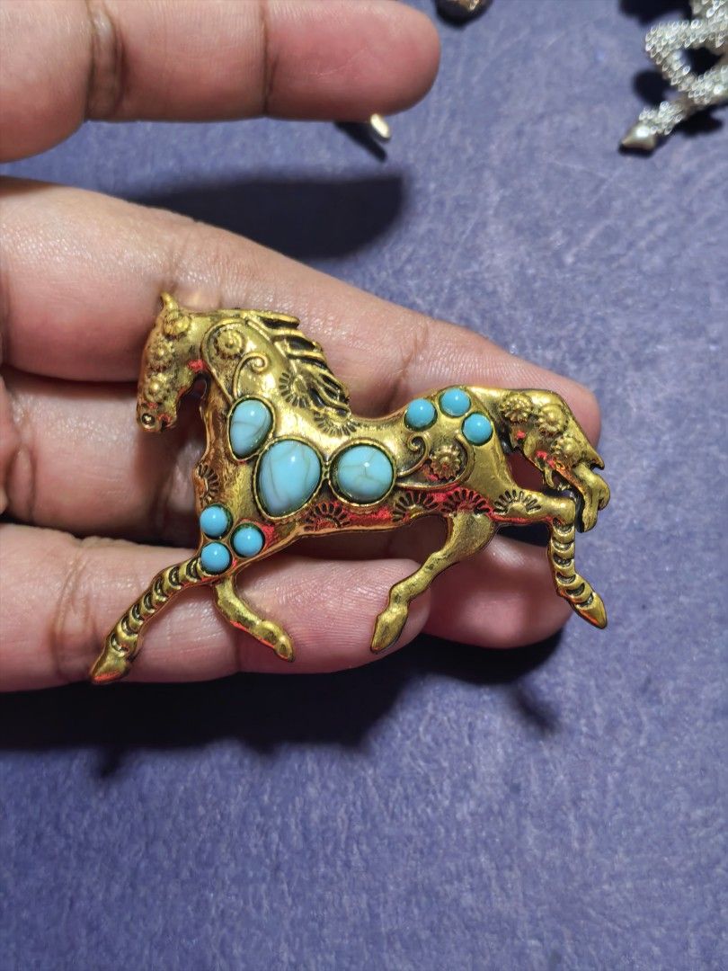 Brooch Pin Horse (Category: Brooches) located in Taguig. Submitted by jeannescarlet (Listing ID 1462796516, Image 1). Description: 💎Brand New 💎Alloy Material.