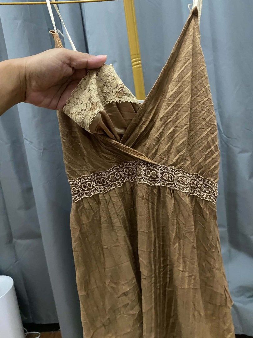Brown Lace Trim Camisole Top (Category: Sleeveless) located in Malasiqui. Submitted by finnley26 (Listing ID 1462691834, Image 2). Description: - Chic brown camisole top - Delicate lace trim detail - Adjustable spaghetti straps for a perfect fit - Flattering V-neckline with a wrap-around effect - Unique crinkled fabric texture - Ideal for layering or as a standalone piece - Combines comfort and style UPTO MEDIUM.