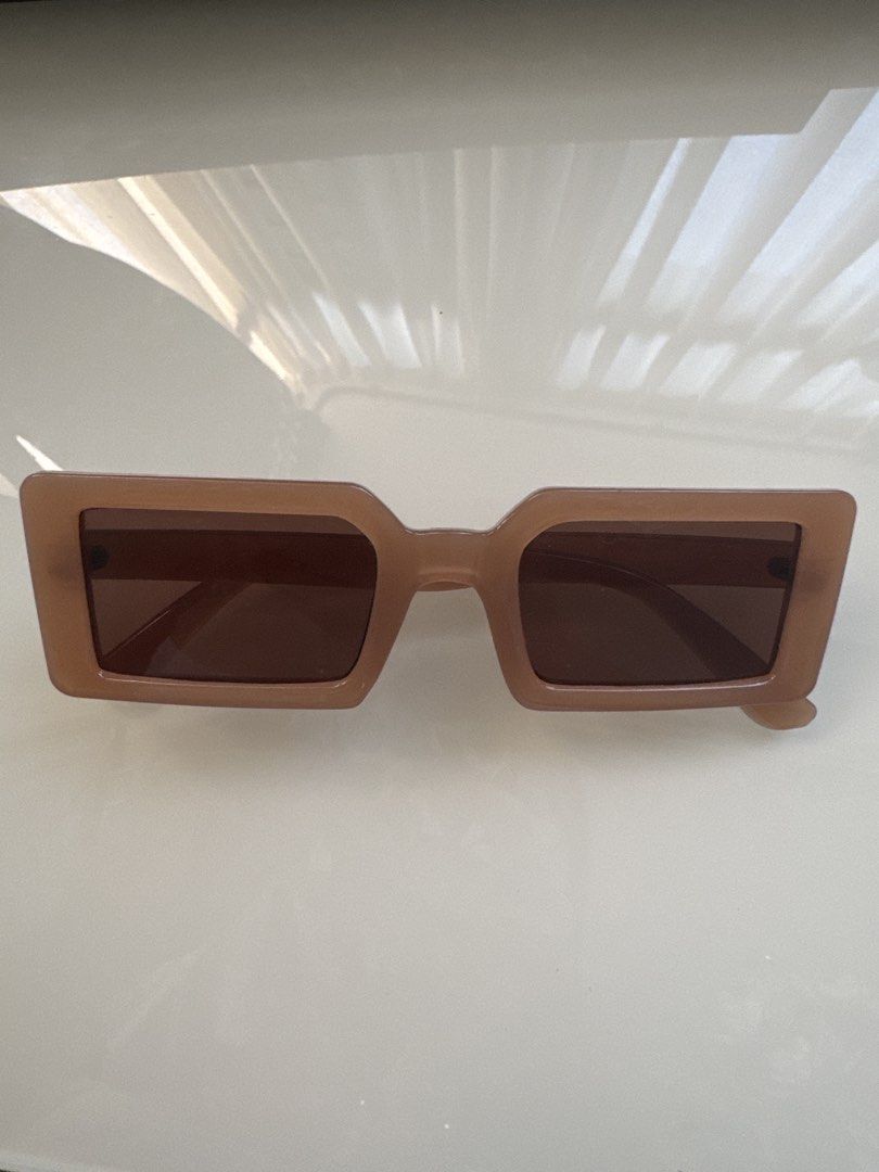 Brown Rectangular Frame Sunglasses （分類：眼鏡）位於 Hong Kong。 由 natwuuu 提交（商品編號 1462790244，圖片 1）。簡介： Cool brown rectangular sunglasses. Tinted lenses. Stylish and versatile for everyday wear.。