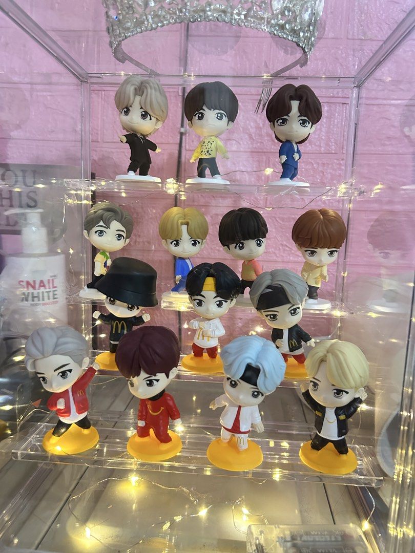 BTS Chibi Figures Collection - McDonald's Collaboration (Category: Designer & Blind Box Toys) located in San Pedro. Submitted by mightyfox.de39ec (Listing ID 1462856810, Image 2). Description: - Set of 12 McDonald's BTS chibi figures - Each figure includes a yellow display base - Perfect for any BTS fan's collection - Displayed in a clear case with fairy lights - Including acrylic case.