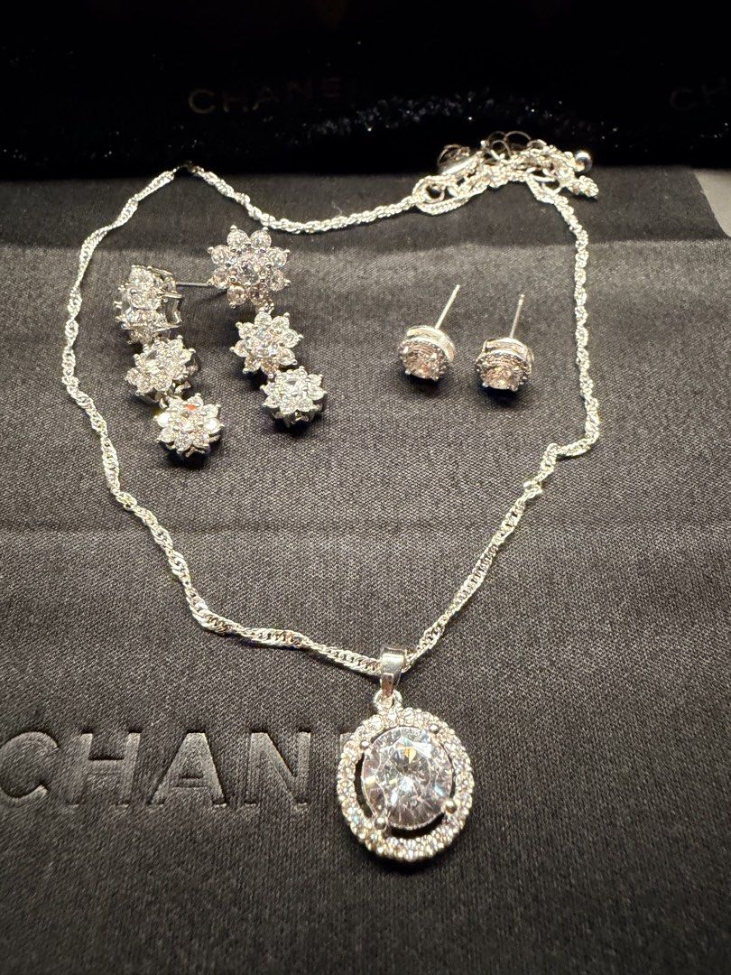 Bundle 4 (Category: Earrings) located in Singapore. Submitted by missig (Listing ID 1462680965, Image 1). Description: .