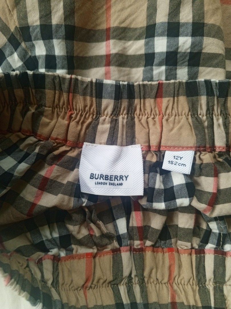 burberry coullete shorts (Category: Luxury Apparel) located in Santa Maria. Submitted by paulo-garcia21 (Listing ID 1462799314, Image 3). Description: medium fittings width 24 to 36 length 14 hem 16.5 no flaws.