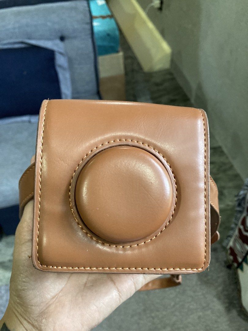 Camera case sling bag (Free shipping) (Category: Camera Bags & Carriers) located in General Santos City (Dadiangas). Submitted by amorhesthrift (Listing ID 1462732708, Image 2). Description: Camera case sling bag As new condition Adjustable strap Ukay source.