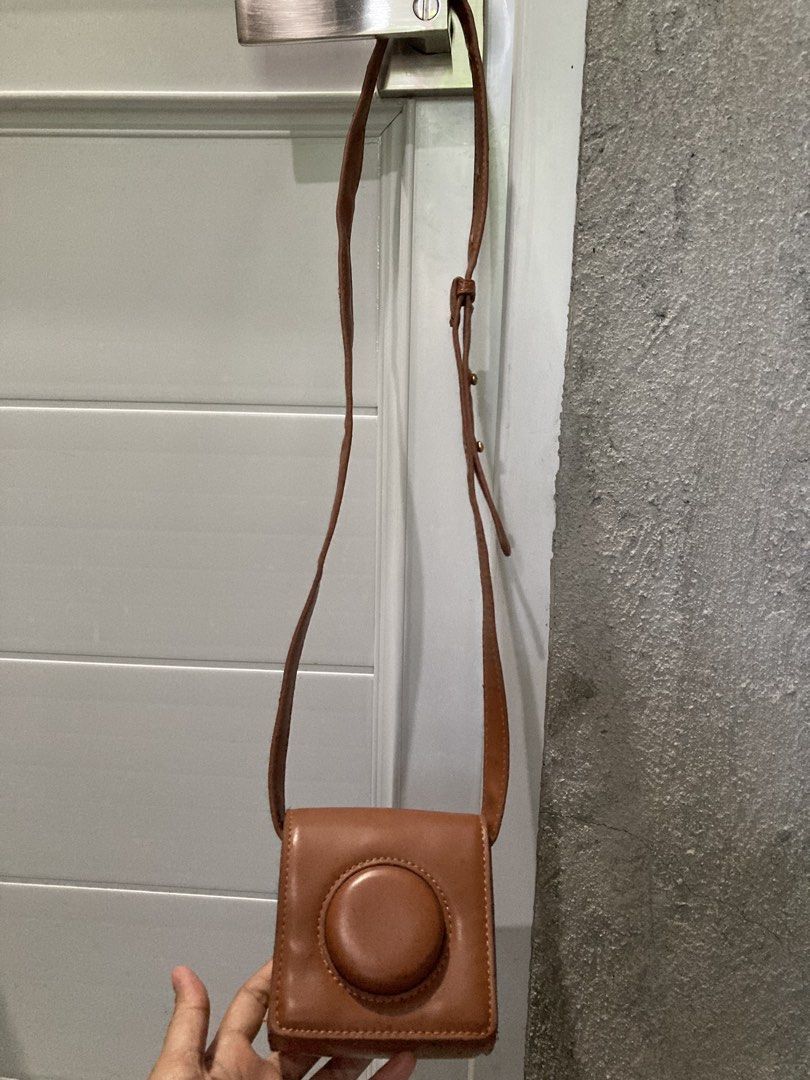 Camera case sling bag (Free shipping) (Category: Camera Bags & Carriers) located in General Santos City (Dadiangas). Submitted by amorhesthrift (Listing ID 1462732708, Image 3). Description: Camera case sling bag As new condition Adjustable strap Ukay source.