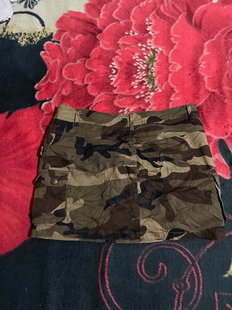 Camouflage skirt (Category: Skirts) located in Aringay. Submitted by starthirftfinds (Listing ID 1462783989, Image 2). Description: .