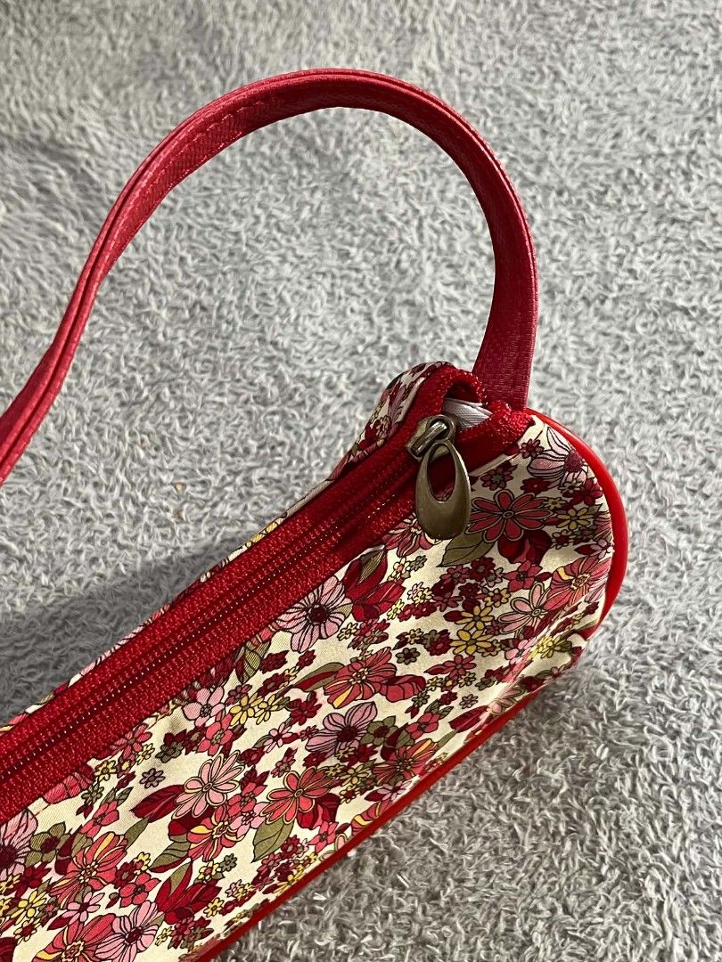 Canvas shoulder demi baguette bag (Category: Purses & Pouches) located in Manila. Submitted by zenwind_3cdc42 (Listing ID 1462696554, Image 2). Description: Red Floral Canvas Shoulder Bag •y2k Vintage fabric Demi Baguette / Pouchette •₱380 php only •Vibrant Lightweight y2k style baguette shoulder bag with micro floral print •Ship via j&t // lalamove // door to door •Payment Via Gcash // Cash.