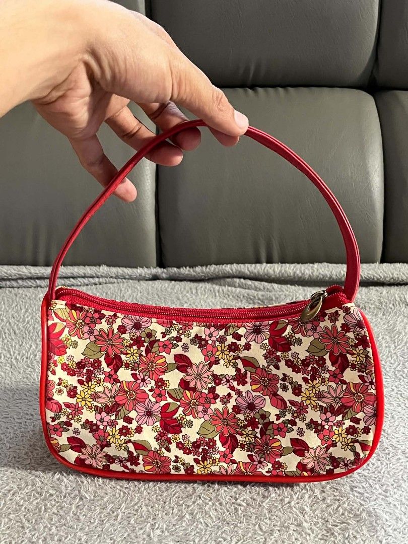Canvas shoulder demi baguette bag (Category: Purses & Pouches) located in Manila. Submitted by zenwind_3cdc42 (Listing ID 1462696554, Image 3). Description: Red Floral Canvas Shoulder Bag •y2k Vintage fabric Demi Baguette / Pouchette •₱380 php only •Vibrant Lightweight y2k style baguette shoulder bag with micro floral print •Ship via j&t // lalamove // door to door •Payment Via Gcash // Cash.