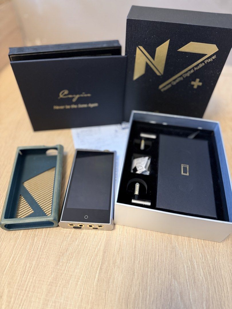 Cayin N7 + 1bit 高質數碼音樂播放器 （分類：音樂播放裝置 MP3及CD Player）位於 Hong Kong。 由 jasonwong20 提交（商品編號 1462821338，圖片 1）。簡介： 凱音 N7+ 1bit 出，音樂自然通透，很少使用，成色充新。 購於2026年8月，有一年香港保修；香港行貨實體發票，箱說發票配件全。機器無病無痛無刮碰，平時基本套著皮套在家聽，包裝盒、皮套也都在，太多機器出掉回血。 請考慮好了再拍，以免造成不必要的麻煩。 沙田或葵芳或東鐵沿線交收 有興趣請pm。