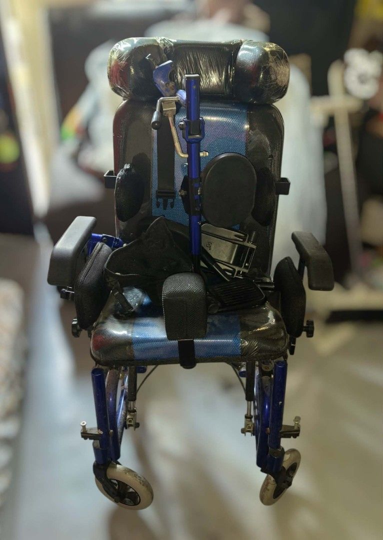 Cerebral Palsy wheelchair (Category: Wheelchairs) located in Manila. Submitted by lmab1920 (Listing ID 1462756443, Image 1). Description: Sira lang ang rubber ng gulong all goods pa, meron pang cover ang seat at headrest.