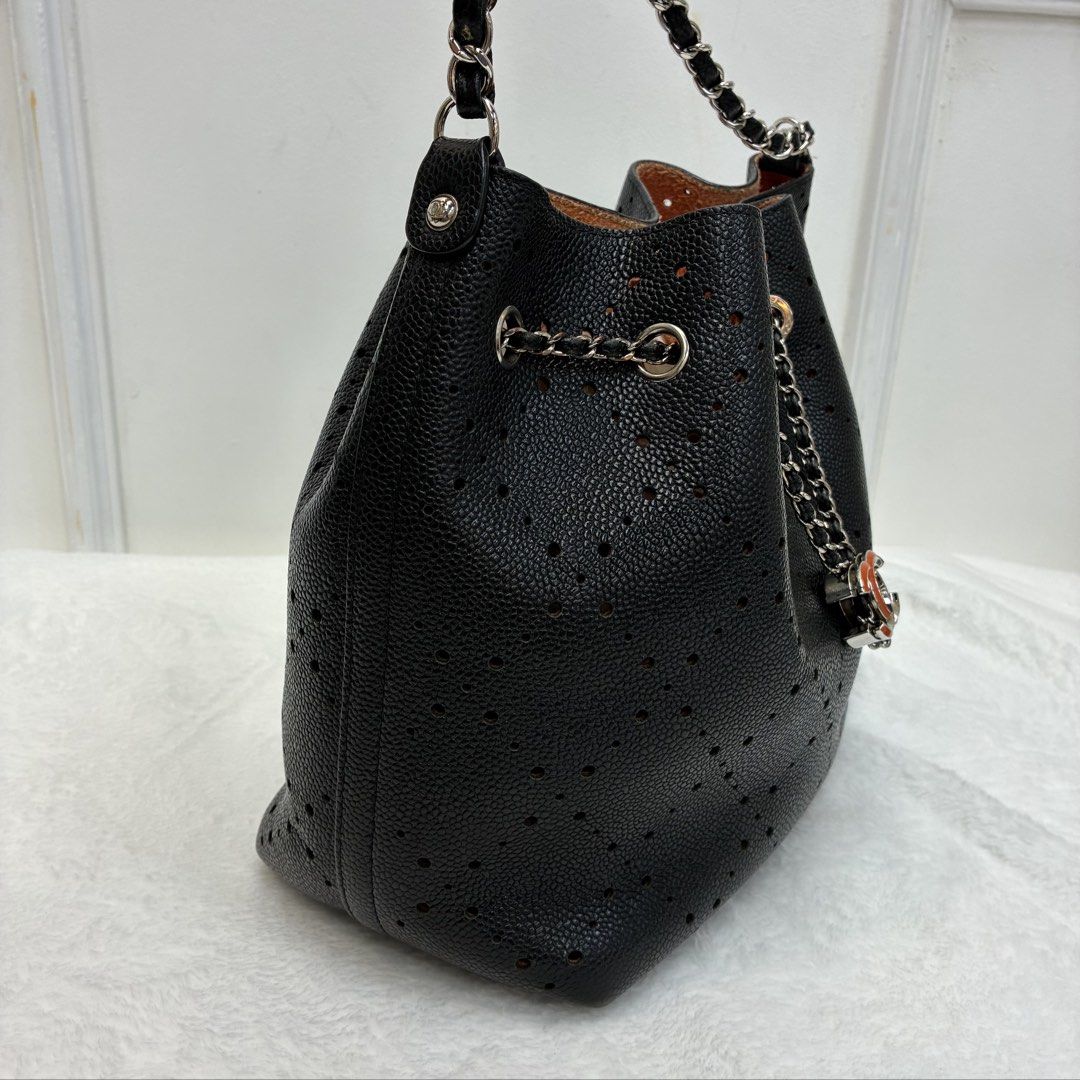 Chanel CC Drawstring Bucket Bag Perforated Caviar 黑色穿孔魚子醬皮革抽繩水桶包 （分類：手袋及銀包）位於 Hong Kong。 由 jp_luxury 提交（商品編號 1462135986，圖片 3）。簡介： 商品名稱：Chanel CC Drawstring Bucket Bag Perforated Caviar 黑色穿孔魚子醬皮革抽繩水桶包 顏色：黑色 材質：牛皮 年份：23xxxxx 尺寸：約24cm •┈┈┈┈┈┈┈┈┈┈┈┈• ✅成色：正常使用痕跡 配件： 塵袋、黑卡、日本購買收據 •┈┈┈┈┈┈┈┈┈┈┈┈• 防調扣：802569。