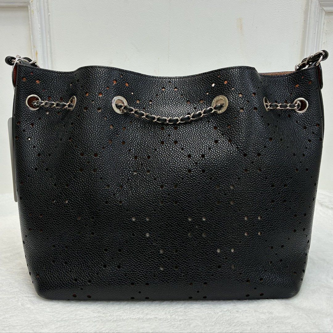 Chanel CC Drawstring Bucket Bag Perforated Caviar 黑色穿孔魚子醬皮革抽繩水桶包 （分類：手袋及銀包）位於 Hong Kong。 由 jp_luxury 提交（商品編號 1462135986，圖片 2）。簡介： 商品名稱：Chanel CC Drawstring Bucket Bag Perforated Caviar 黑色穿孔魚子醬皮革抽繩水桶包 顏色：黑色 材質：牛皮 年份：23xxxxx 尺寸：約24cm •┈┈┈┈┈┈┈┈┈┈┈┈• ✅成色：正常使用痕跡 配件： 塵袋、黑卡、日本購買收據 •┈┈┈┈┈┈┈┈┈┈┈┈• 防調扣：802569。