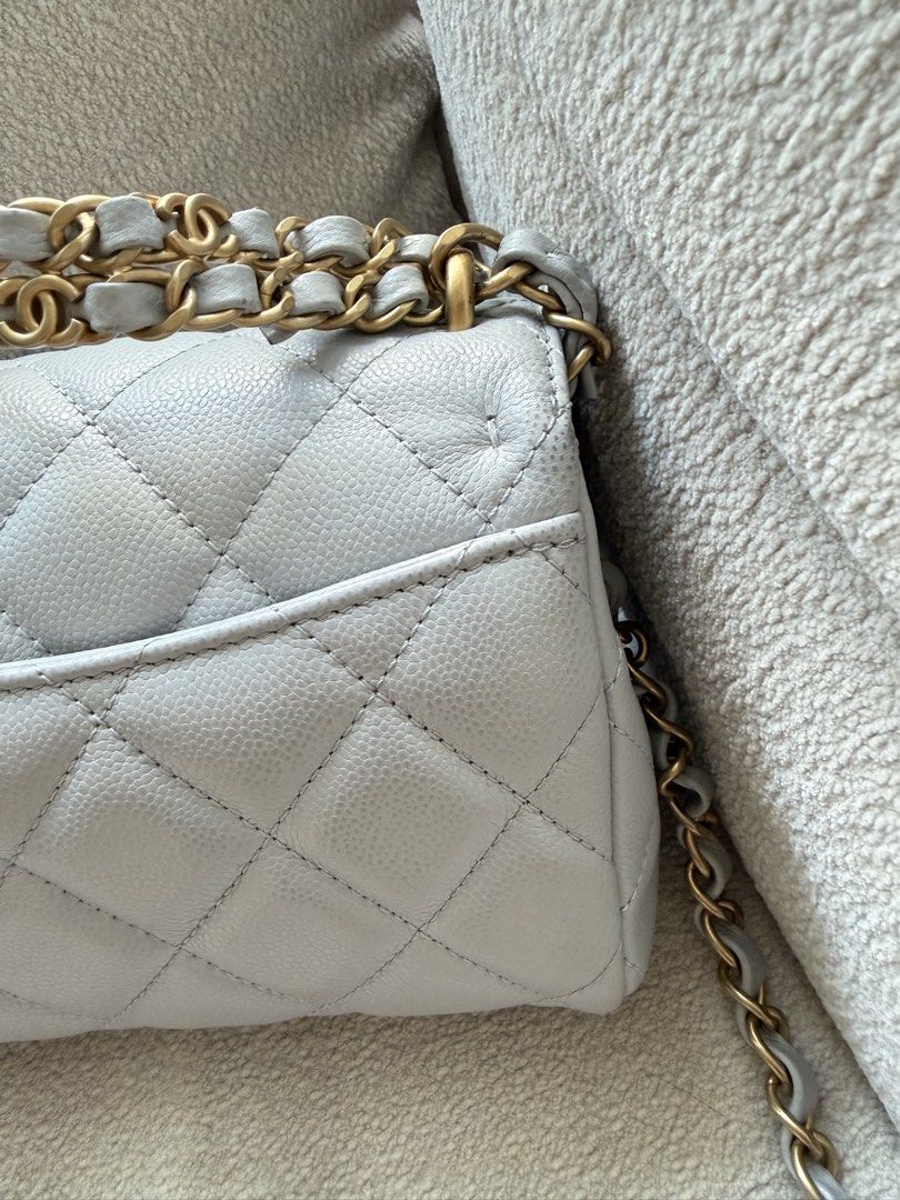 Chanel Classic Flap Bag Light Grey Caviar Leather Chanel Light Grey Small Bag 18cm （分類：手袋及銀包）位於 Hong Kong。 由 kk_ah2013 提交（商品編號 1462706176，圖片 3）。簡介： 100% authentic 新舊如圖 內裡有用內袋 內裡全新一樣 Full set with receipt Original price around $50k 淺灰牛皮 18cm Small size。