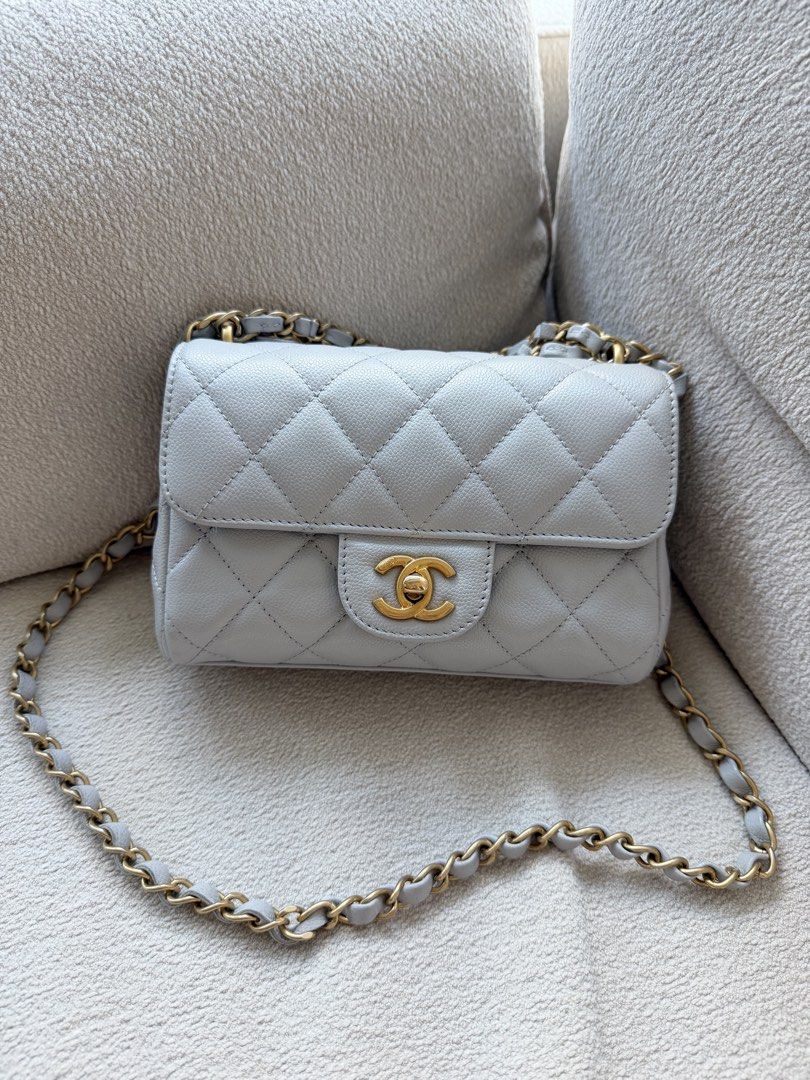 Chanel Classic Flap Bag Light Grey Caviar Leather Chanel Light Grey Small Bag 18cm （分類：手袋及銀包）位於 Hong Kong。 由 kk_ah2013 提交（商品編號 1462706176，圖片 1）。簡介： 100% authentic 新舊如圖 內裡有用內袋 內裡全新一樣 Full set with receipt Original price around $50k 淺灰牛皮 18cm Small size。