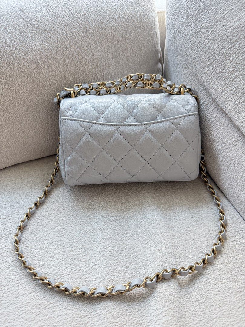 Chanel Classic Flap Bag Light Grey Caviar Leather Chanel Light Grey Small Bag 18cm （分類：手袋及銀包）位於 Hong Kong。 由 kk_ah2013 提交（商品編號 1462706176，圖片 2）。簡介： 100% authentic 新舊如圖 內裡有用內袋 內裡全新一樣 Full set with receipt Original price around $50k 淺灰牛皮 18cm Small size。