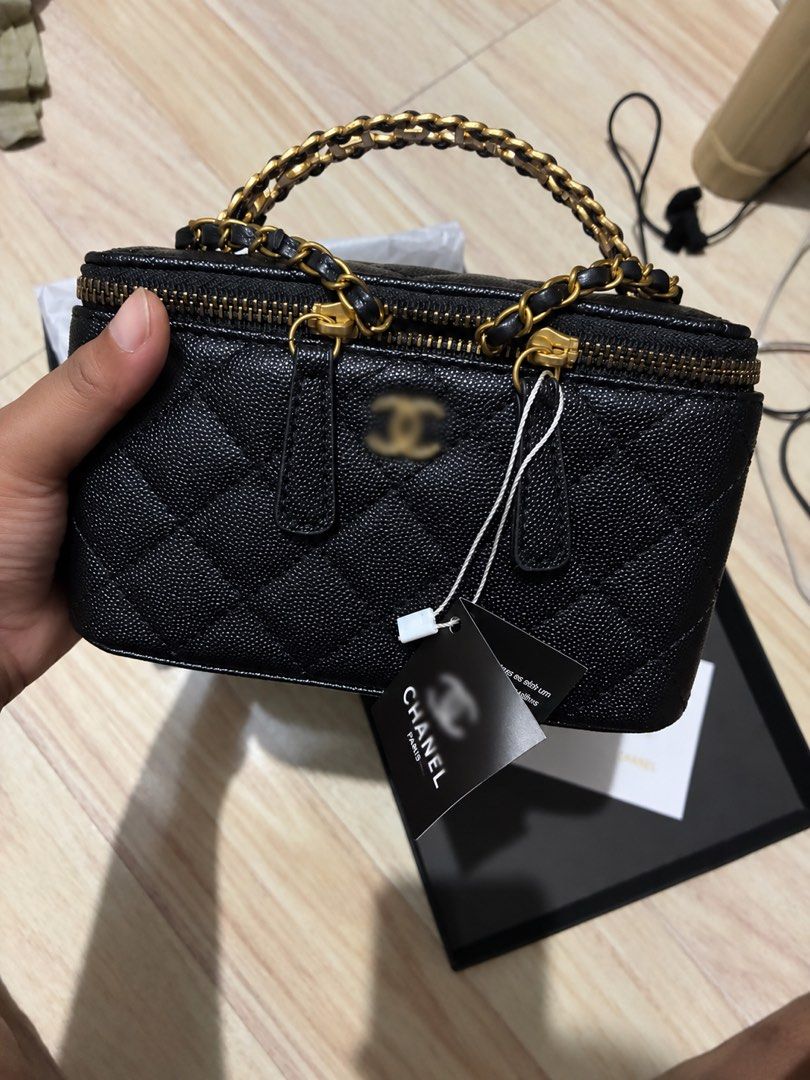 Chanel vanity bag GWP (Category: Purses & Pouches) located in Caloocan City. Submitted by thylina_west24 (Listing ID 1459688729, Image 2). Description: Chanel GWP Vanity Sling Bag — A chic and elegant accessory with a compact design, perfect for carrying your essentials in style. ✨🖤.