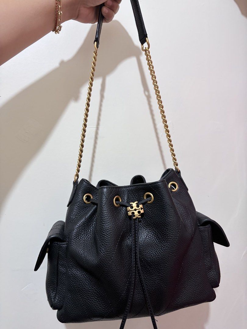 Charlie drawstring bag (Category: Shoulder Bags) located in Valenzuela. Submitted by mamamo_392 (Listing ID 1462845940, Image 1). Description: Complete inclusion.