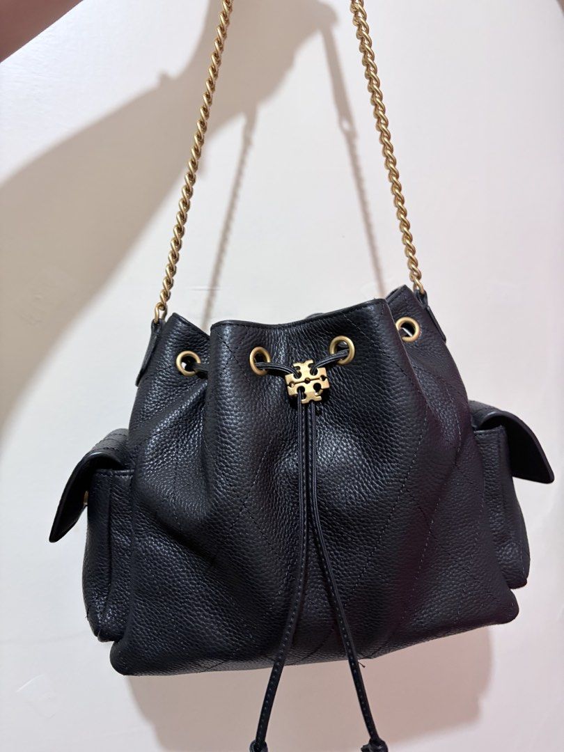 Charlie drawstring bag (Category: Shoulder Bags) located in Valenzuela. Submitted by mamamo_392 (Listing ID 1462845940, Image 2). Description: Complete inclusion.