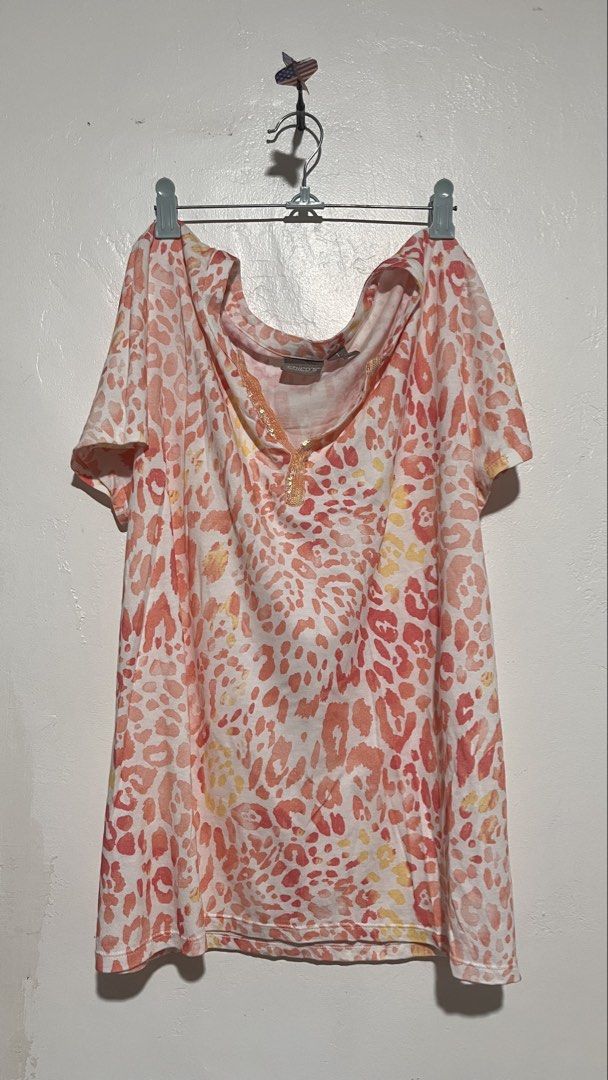 Chico's Pink Leopard Print Sequin V-Neck Top (Size 1 / US Medium (Category: Others Tops) located in Dinalupihan. Submitted by banditvaultco (Listing ID 1462845246, Image 1). Description: Brand: Chico’s Official Size: Chico’s Size 1 (Fits like a US Medium / UK 10-12) Material: Premium blend of 60% Cotton / 40% Modal for ultimate softness Condition: Excellent condition. Details: Flattering short sleeves, sequin neckline trim, relaxed fit..
