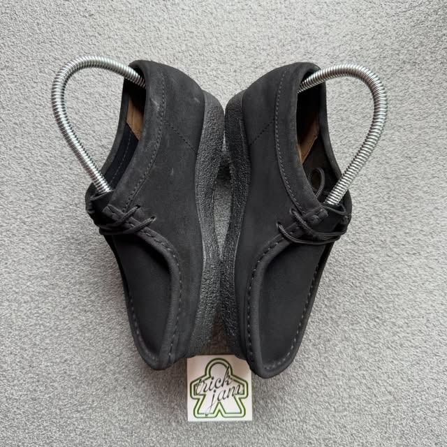 CLARKS WALLABEE BLACK SUEDE (Category: Loafers) located in Cagayan de Oro. Submitted by huntbytrickjam.v2 (Listing ID 1462774670, Image 3). Description: CL-RKS WALLABEE BLACK SUEDE US 5 WMNS / EURO 35 / CM 22 EXCELLENT Pair Only Sign of Usage M - 1499.