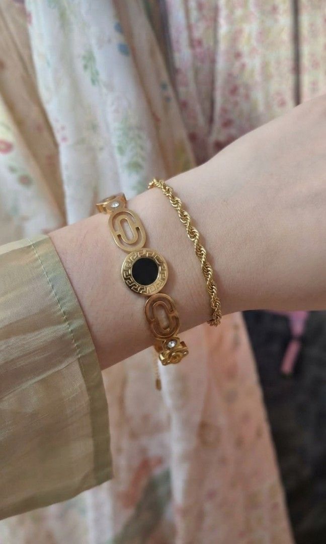 Classy Non Tarnish Gold Bracelet LV Versace (Category: Bracelets) located in Bocaue. Submitted by jessdcluters (Listing ID 1462869241, Image 2). Description: 150/set.