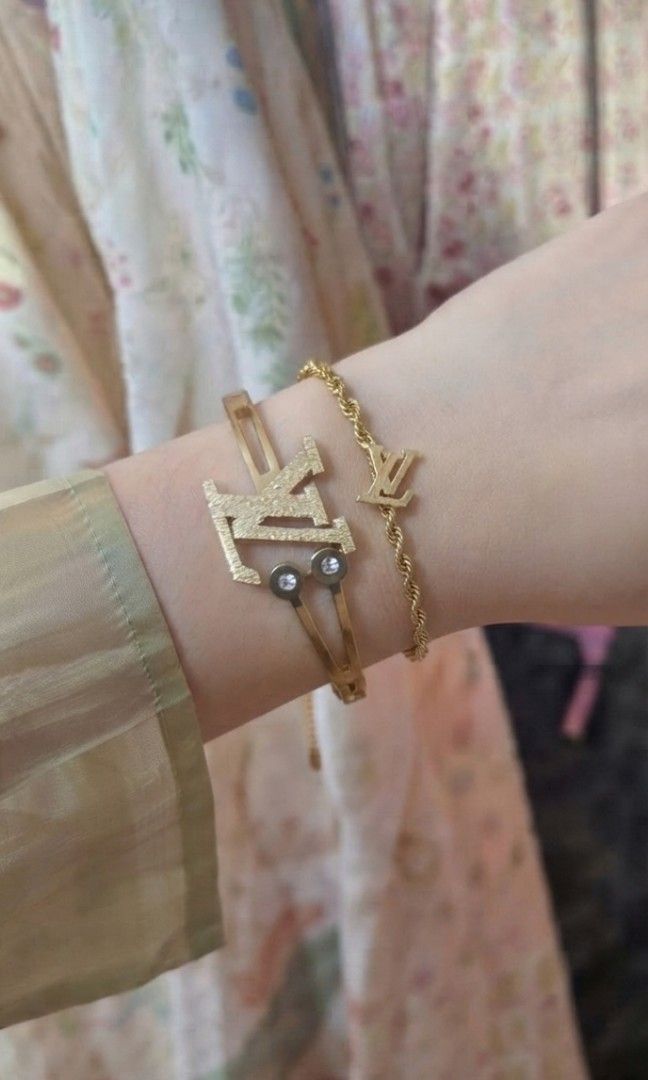 Classy Non Tarnish Gold Bracelet LV Versace (Category: Bracelets) located in Bocaue. Submitted by jessdcluters (Listing ID 1462869241, Image 3). Description: 150/set.