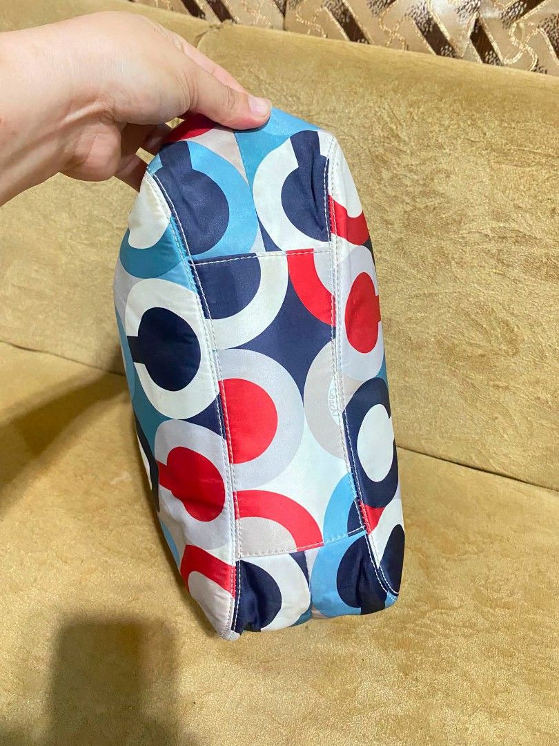 Coach (Category: Tote Bags) located in Dumaguete. Submitted by camillaolshoppe2 (Listing ID 1462718635, Image 3). Description: Vintage Shoulder Bag Madison Scarf Hobo Small size Excellent condition pa Needs lang konti laba Super pretty pa Medyo d lang pantay Yung rubber lining d naman halata.