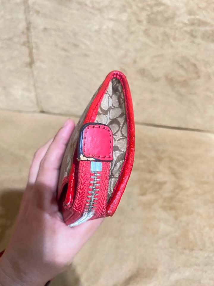 Coach (Category: Wallets & Card holders) located in Dumaguete. Submitted by camillaolshoppe2 (Listing ID 1462719144, Image 3). Description: Authentic wrislet Kasya phone Excellent condition pa Yung jelly na etiketa natanggal na.
