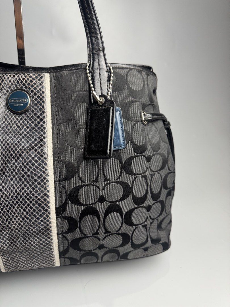 Coach - Python Print - Canvas Tote Bag (Category: Tote Bags) located in San Pablo. Submitted by hiddenrygn (Listing ID 1462711573, Image 3). Description: Coach - Python Print - Canvas Tote Bag Rank AB Minor flaws Signs of usage Still in excellent condition Authentic DM!.
