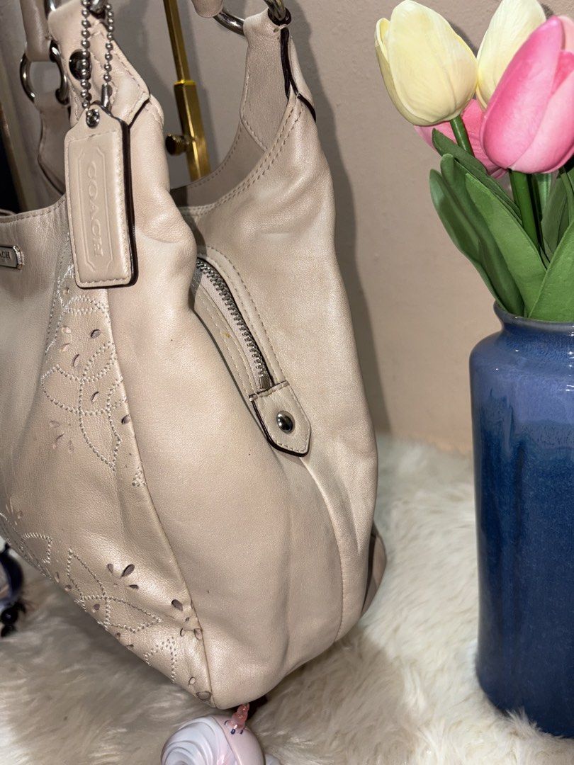 Coach Ashley Hobo bag (Category: Luxury Bags & Wallets) located in Angeles City. Submitted by azter.archive (Listing ID 1462879042, Image 3). Description: Like new, no issue. Large size Crossposted on my IG acct.