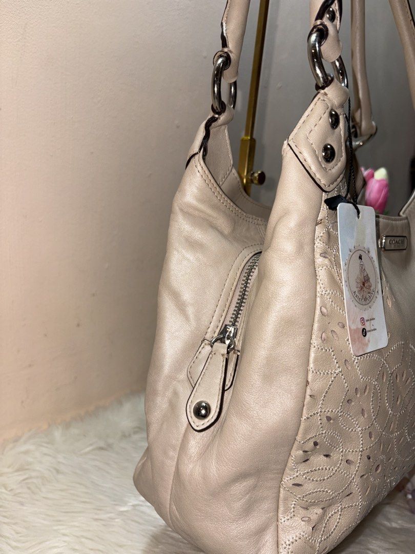 Coach Ashley Hobo bag (Category: Luxury Bags & Wallets) located in Angeles City. Submitted by azter.archive (Listing ID 1462879042, Image 2). Description: Like new, no issue. Large size Crossposted on my IG acct.