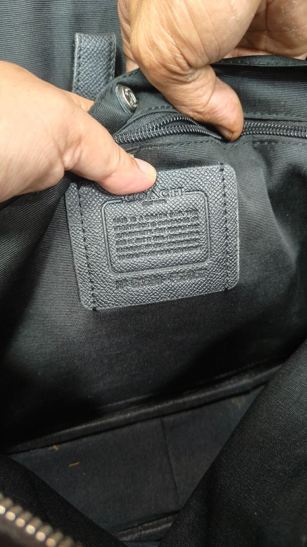 Coach Black Leather Briefcase Messenger Bag (Category: Briefcases) located in Caloocan City. Submitted by aliling30 (Listing ID 1462830557, Image 2). Description: - black Coach leather briefcase - Ample interior space for all your work essentials - All zippers and snaps are fully functional - Ideal for daily work use or for your next travel adventure.