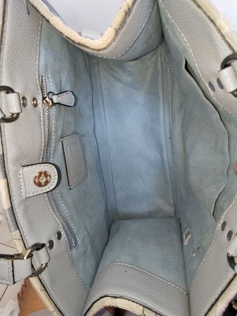 Coach canvas handbag (Category: Cross-body Bags) located in Cavite. Submitted by bagssection04 (Listing ID 1462693790, Image 2). Description: coach handbag canvas quality semi medium need wash sa canvas nya.