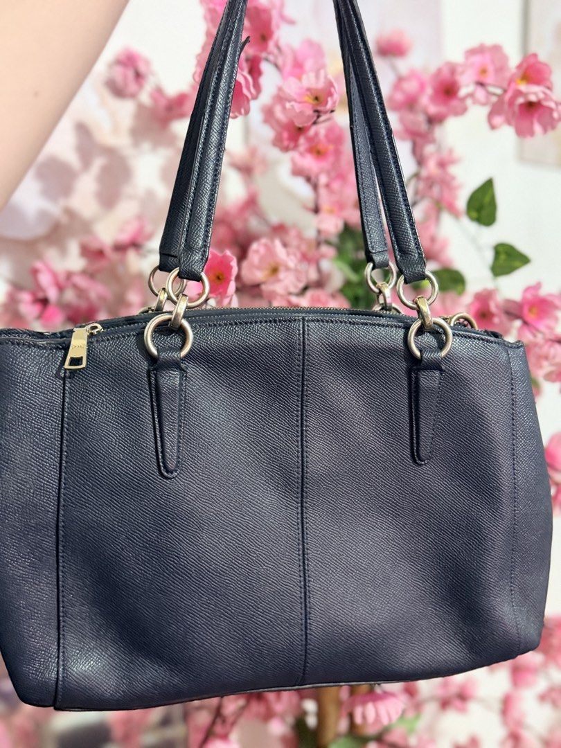 Coach Carryall (Category: Cross-body Bags) located in Manila. Submitted by relovedfindss.co (Listing ID 1462817385, Image 3). Description: .