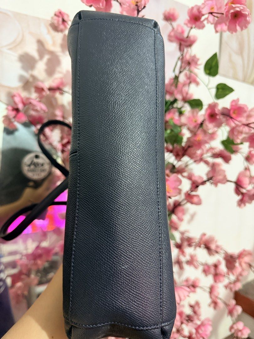 Coach Carryall (Category: Cross-body Bags) located in Manila. Submitted by relovedfindss.co (Listing ID 1462817385, Image 2). Description: .
