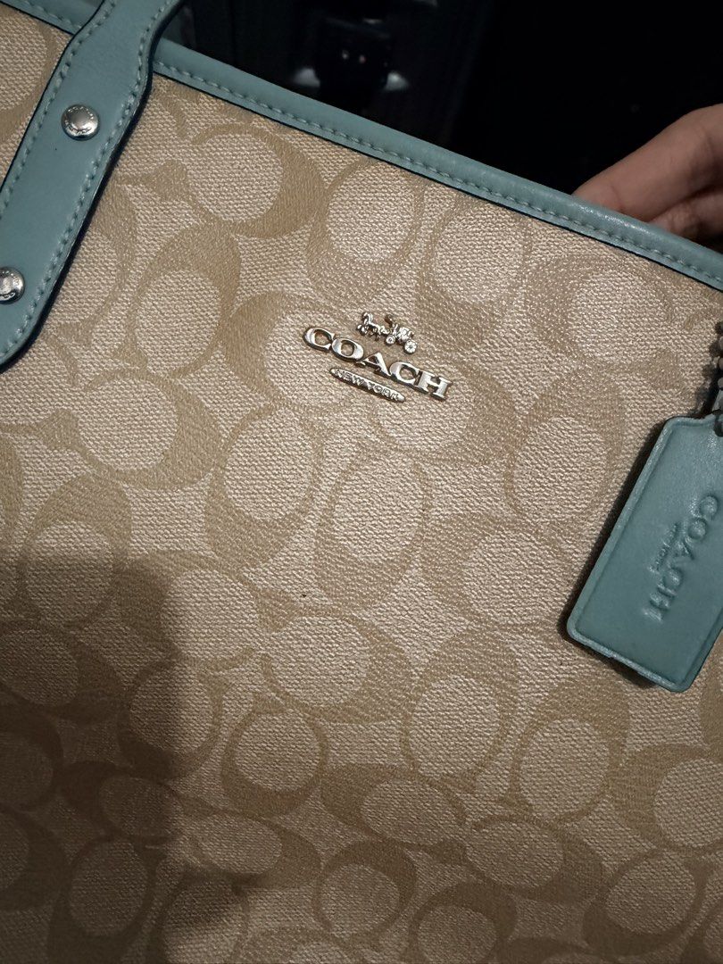 Coach City Tote (Category: Tote Bags) located in Manila. Submitted by relovedfindss.co (Listing ID 1462816414, Image 2). Description: .