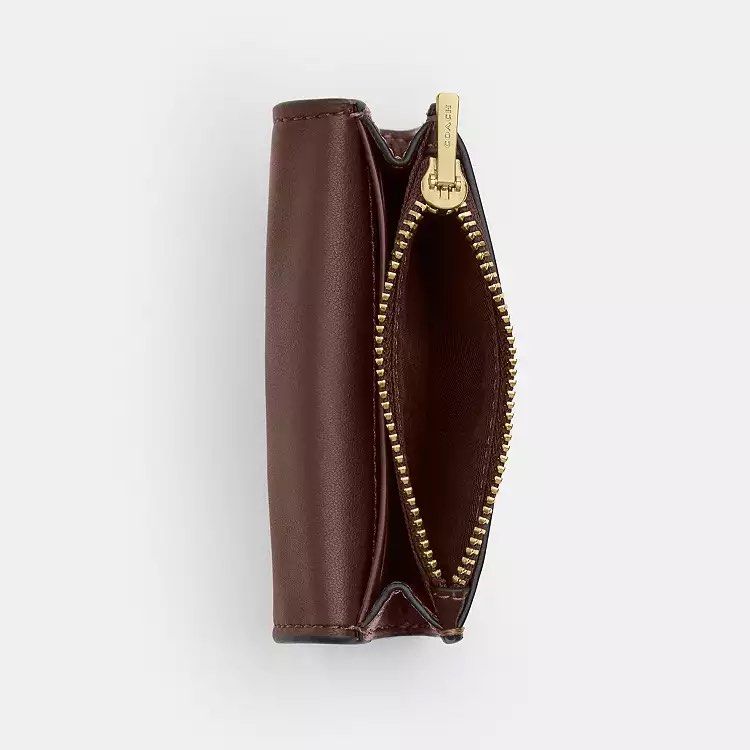 Coach Flap Card Case (Category: Wallets & Card holders) located in Manila. Submitted by the.real.love.elle (Listing ID 1462682749, Image 2). Description: ✈️ 2-6 weeks ETA 🚢 2-3 months ETA 🛒 Pre order 💌 DM for inquiries and orders Love, Elle is not affiliated with the brands mentioned. All rights and trademarks are the property of their respective owners. No sponsorship, endorsement, or property infringement is intended; all brand names and log
